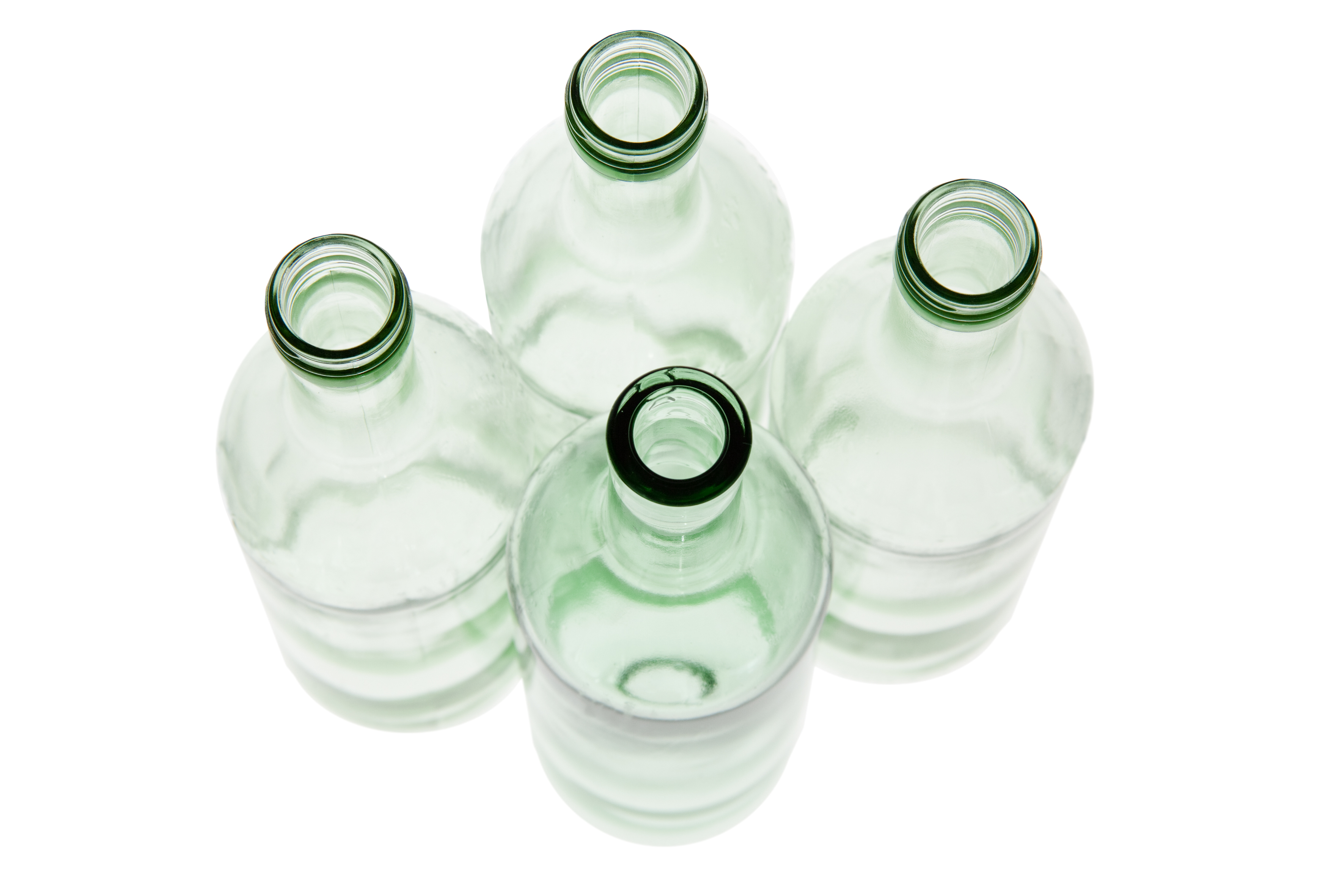 hellgrüne leere Glasflaschen von oben