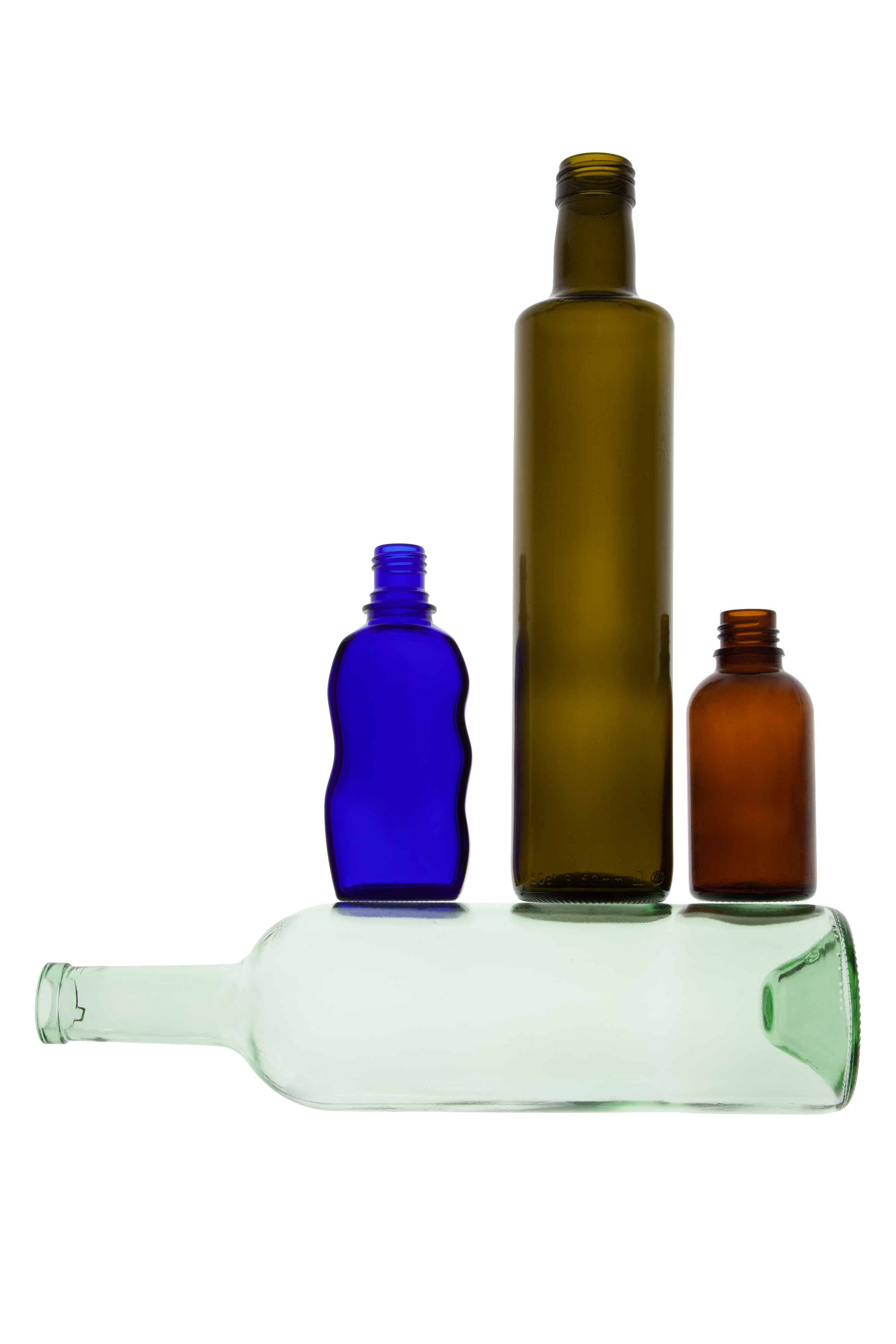 Mehrere gefärbte Glasflaschen stehen auf einer querliegenden hellgrünen Glasflasche.