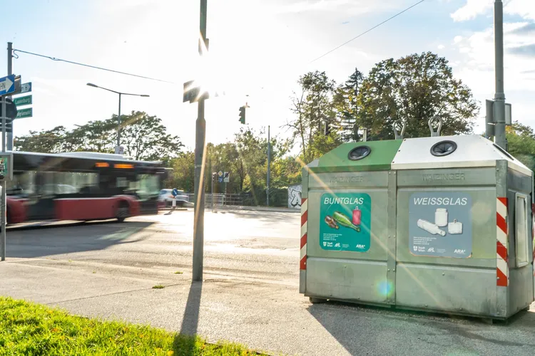 20201008_moritzscheer_DSC03536_Glassammelbehälter_und_Öffis